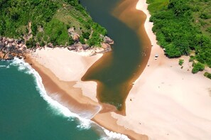 Playa en los alrededores, playa de arena blanca y 10 bares en la playa 