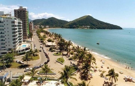 Una playa cerca, arena blanca, 10 bares en la playa