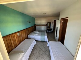 Suíte Luxo p/ 6 pessoas | Escrivaninha, Wi-Fi de cortesia, roupa de cama