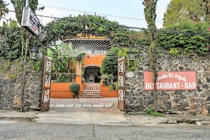 Vista frontal de la propiedad
