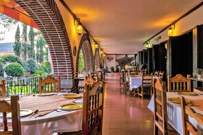 朝食、ディナー、ブランチに営業