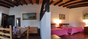 Perhestudiosviitti, useita sänkyjä, näköala puutarhaan | Yksilöllisesti kalustettu, työpöytä