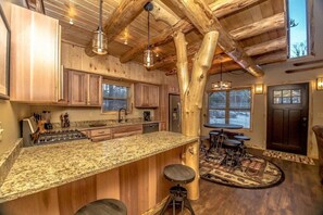 Kylskåp, mikrovågsugn, ugn och spishäll