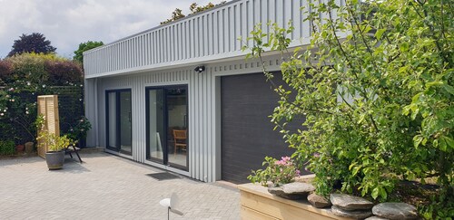 Peaceful apartment type, 3 mins walk to the water. brilliant location.