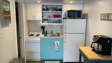 Oven, stovetop, coffee/tea maker, toaster