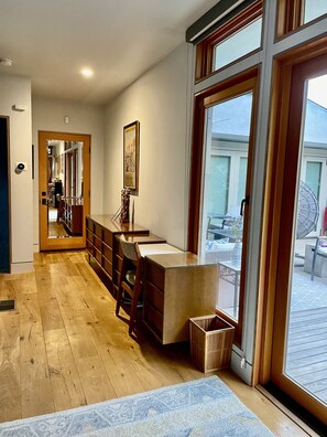 Interior - Gorgeous upscale 1-bedroom suite by beach, hip restaurants, bars. Pet Friendly! (Mar Vista , LA)