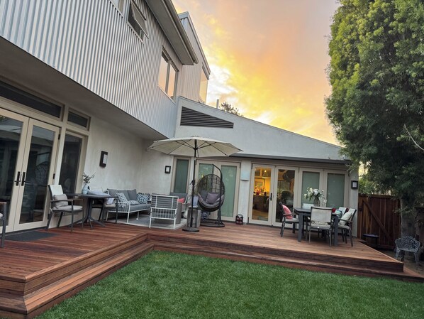 Outdoor dining - Gorgeous upscale 1-bedroom suite by beach, hip restaurants, bars. Pet Friendly! (Mar Vista , LA)