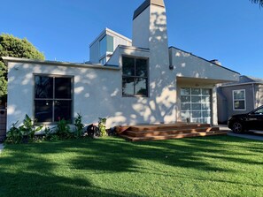 Exterior - Gorgeous upscale 1-bedroom suite by beach, hip restaurants, bars. Pet Friendly! (Mar Vista , LA)