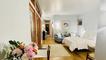 1 habitación, escritorio, tabla de planchar con plancha y cuna de viaje