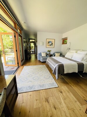 1 bedroom, desk, iron/ironing board, travel cot - Gorgeous upscale 1-bedroom suite by beach, hip restaurants, bars. Pet Friendly! (Mar Vista , LA)