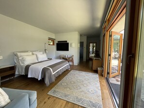 1 slaapkamer, een bureau, een strijkplank/strijkijzer, reisbedje