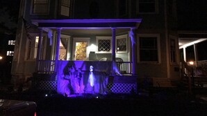 Una casa con porche y decoración de Halloween.