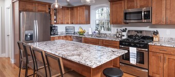 4 bed 3 bath, Dog Friendly, ~5 minute walk to Long Sands beach bathhouse