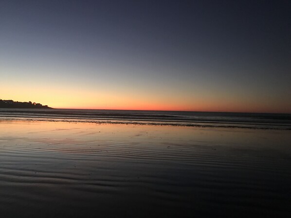 Playa en los alrededores y camastros