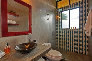 Douche, sèche-cheveux, serviettes fournies, savon