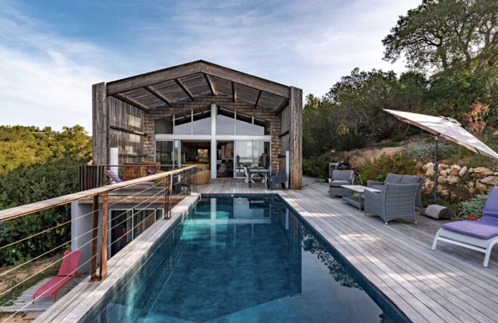 Una piscina al aire libre, una piscina climatizada