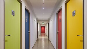 A hotel corridor with doors numbered 518 and 509, leading to rooms. - Chambre Confortable et Abordable près du RER (Rueil Malmaison)