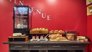 A bakery display with pastries and a refrigerator stocked with dairy products. - Chambre Confortable et Abordable près du RER (Rueil Malmaison)