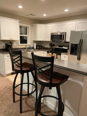 Kylskåp, mikrovågsugn, ugn och spishäll