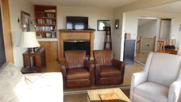 Smart-TV, Kamin, DVD-Player, Bücher