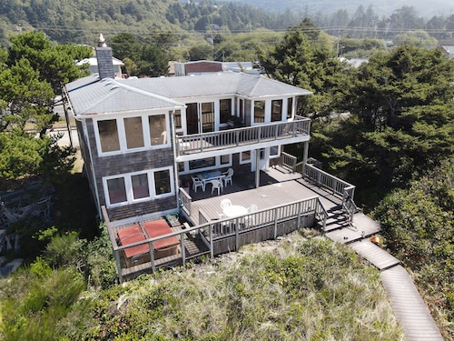 Ocean front beach home! Private beach/volleyball court, hot tub, beautiful views