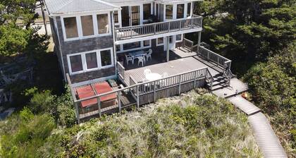 Ocean front beach home! Private beach/volleyball court, hot tub, beautiful views