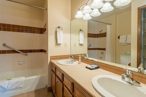 Bañera con ducha, secador de pelo, toallas