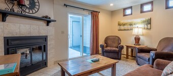 Habitat Condo - 2 Bedroom Walk to Downtown Ketchum & Year-Round Hot Tub