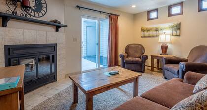 Habitat Condo - 2 Bedroom Walk to Downtown Ketchum & Year-Round Hot Tub