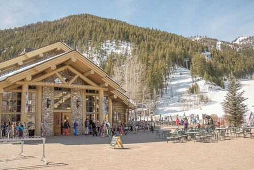 Habitat Condo - 2 Bedroom Walk to Downtown Ketchum & Year-Round Hot Tub