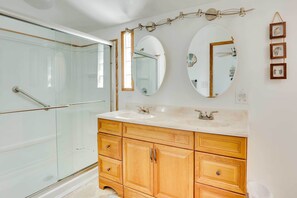 Towels - Lakefront Geneva Vacation Rental - Walk to Strip! (Geneva-On-The-Lake)