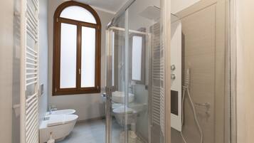Basic Room | Bathroom | Shower, hydromassage showerhead, free toiletries, hair dryer