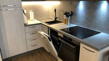 Frigorifero, microonde, forno, piano cottura