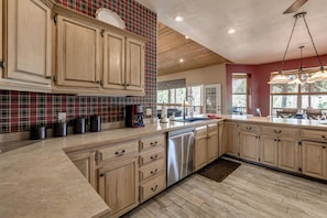 Fridge, microwave, stovetop, dishwasher