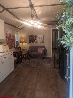 TV - Bell Buckle Guest House; Daffodil Belle (Bell Buckle)