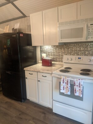 Refrigerador, microondas, horno y parrilla de estufa