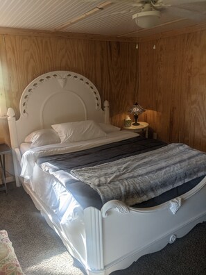 1 bedroom, free WiFi, bed sheets - Bell Buckle Guest House; Daffodil Belle (Bell Buckle)