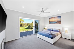 4 bedrooms, iron/ironing board, travel cot, free WiFi - Two Storey Modern Beach House  (Cowes)