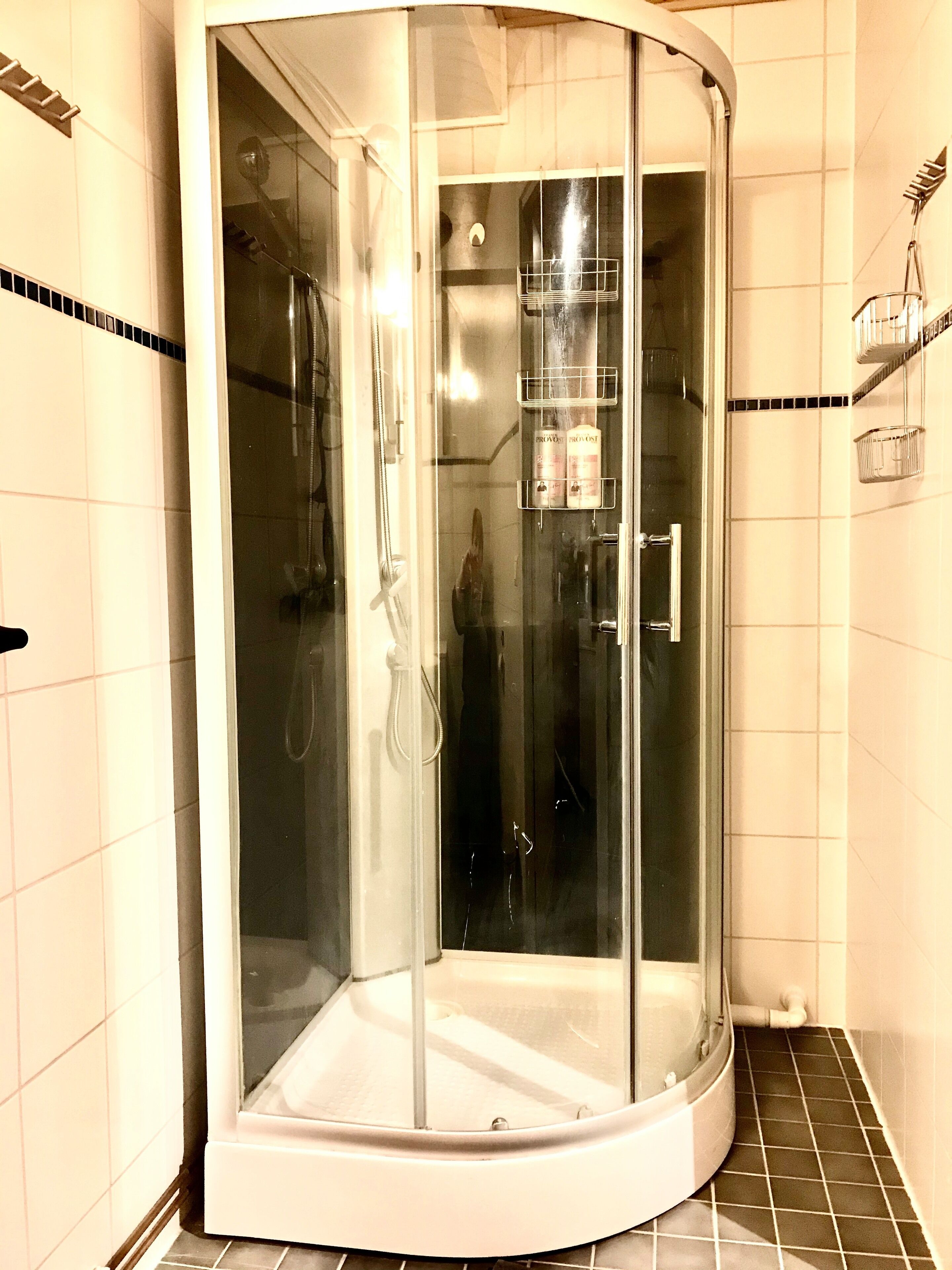 Dusj, hårføner og håndklær
