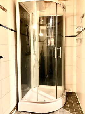 Een douche, een haardroger, handdoeken