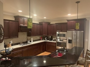 Køleskab, mikrobølgeovn, ovn, kogeplade