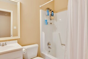 Kostenlose Toilettenartikel, Haartrockner, Handtücher