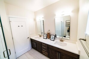 Apartment (2 Bedrooms) | Bathroom