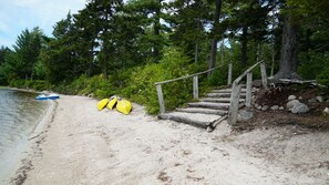 In Strandnähe, Liegestühle, Strandtücher