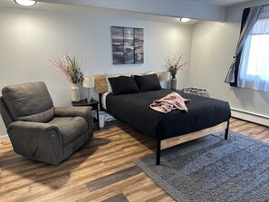 3 bedrooms, iron/ironing board, travel crib, free WiFi - The Lovely #2 3-bedroom -1 bath 5 minutes from Hospitals and the University.  (Anchorage)