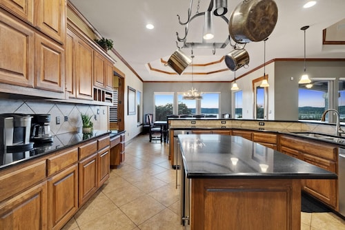 Spacious Lake Travis retreat with stunning views and huge gameroom!