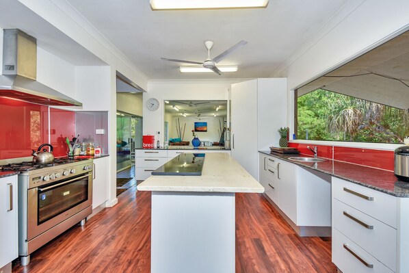 Een koelkast, een microgolfoven, een oven, een kookplaat