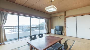 Japanese Room with Shared Washroom- Quadruple | Free WiFi