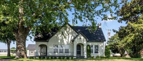 المنشأة من الخارج