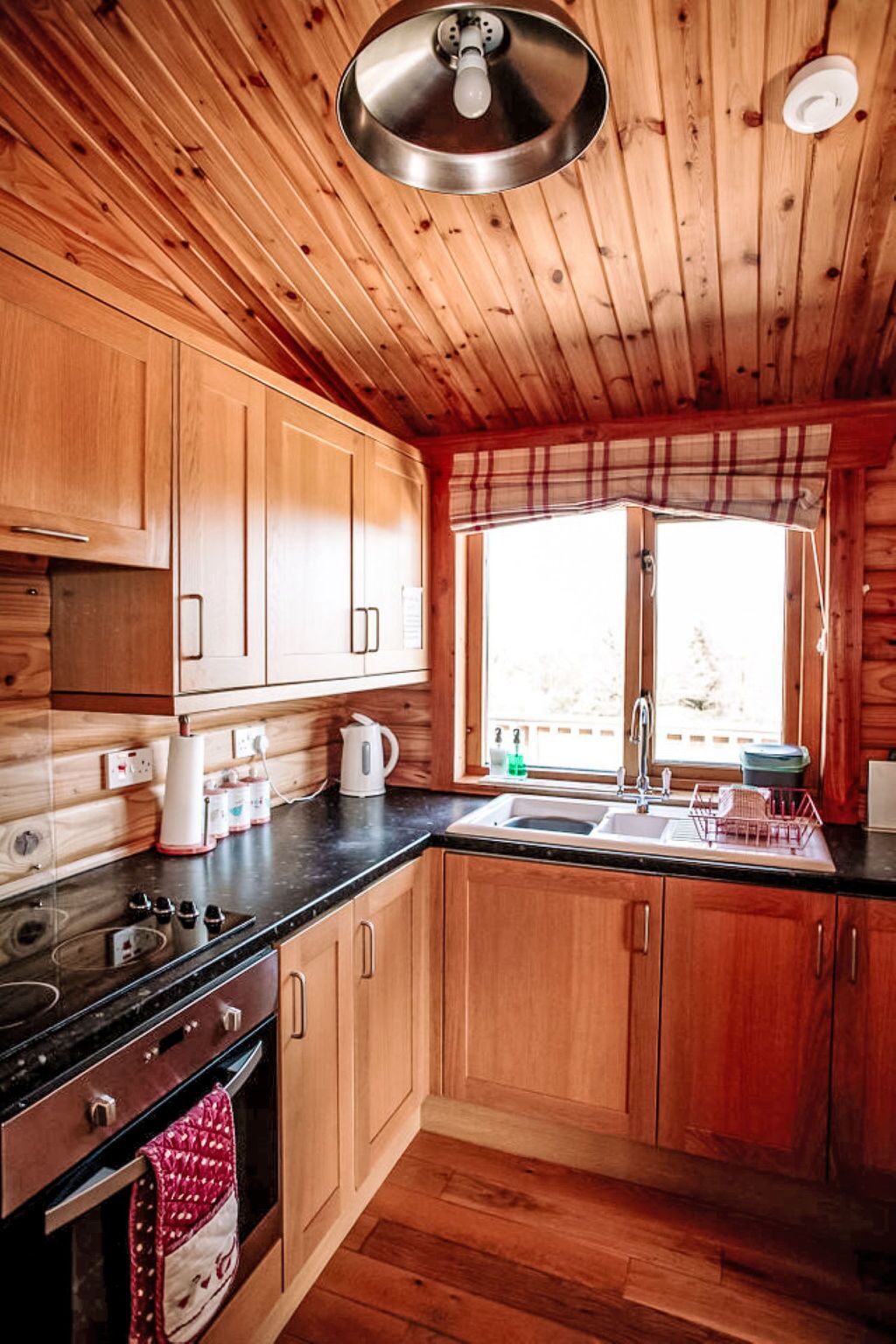 Réfrigérateur, four, chaise haute